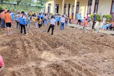 học sinh và giáo viên hứng khởi xây dựng công trình măng non của Liên đội